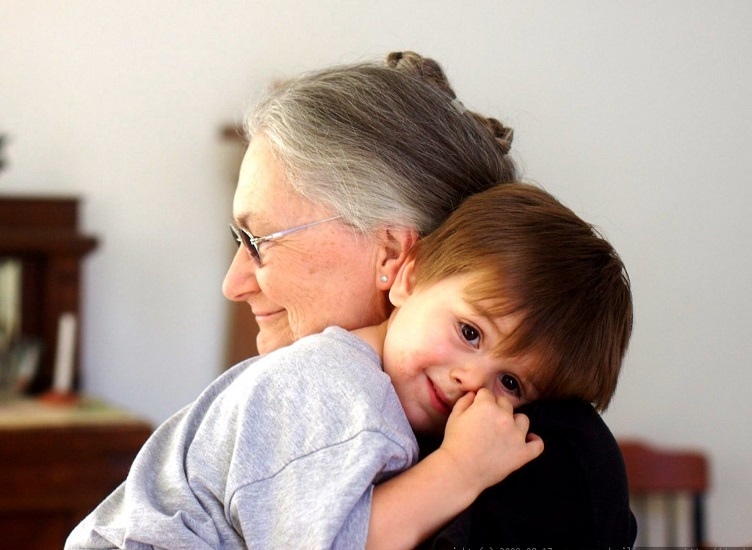 картинка бабушка обнимает ребенка